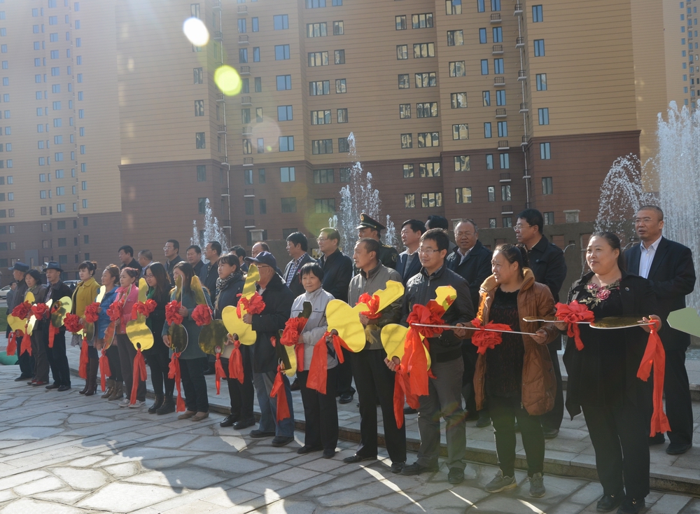 2013年10月25日，城發(fā)公司承建的呼市首個(gè)公租房小區(qū)——康居家園公租房交付使用。申請(qǐng)到公租房的百姓代表領(lǐng)了鑰匙。.JPG