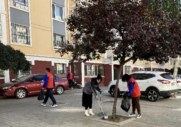 城市燃熱集團(tuán)城發(fā)供熱橋靠分公司黨總支部協(xié)助呼哈路社區(qū)開展“民生微實(shí)事”活動 (3).jpg 城市燃熱集團(tuán)城發(fā)供熱橋靠分公司黨總支部協(xié)助呼哈路社區(qū)開展“民生微實(shí)事”活動 (3).jpg